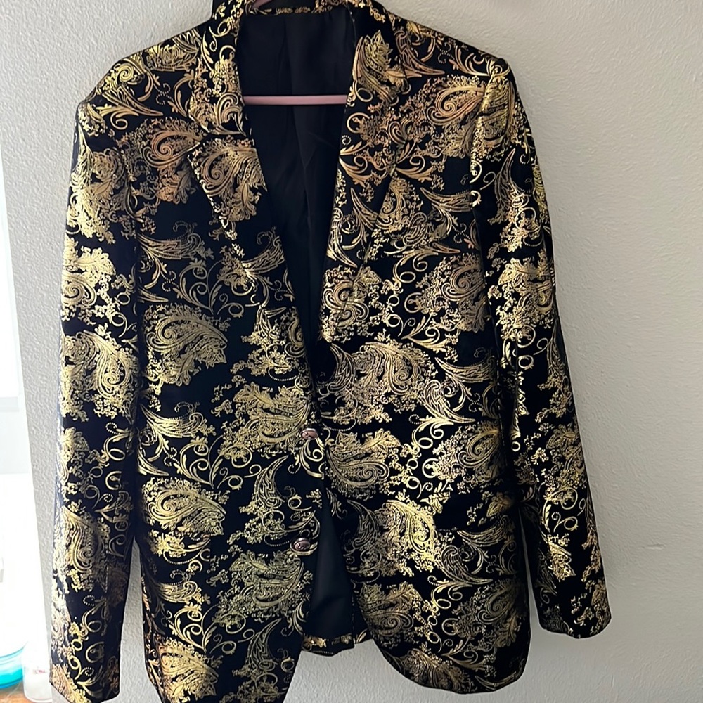 A black and gold medium sized men’s coat, Does coat has been worn once.